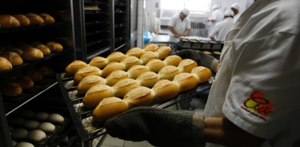 A baker removes freshly baked bread from an oven at Ceci bakery in Sao Paulo, Brazil, on August 26, 2013. REUTERS/Paulo Whitaker A baker removes freshly baked bread from an oven at Ceci bakery in Sao Paulo, Brazil, on August 26, 2013.