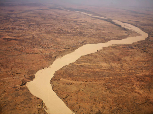 A dried up river filled with sand winds its way across the desert near Gos Beida in eastern Chad June 5, 2008. (Finbarr O'Reilly/Courtesy Reuters). A dried up river filled with sand winds its way across the desert near Gos Beida in eastern Chad June 5, 2008. (Finbarr O'Reilly/Courtesy Reuters).